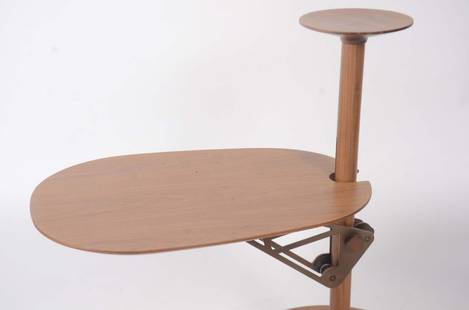 Mesa auxiliar de madeira clara, altura do tampo regulável. Design... - foto 4 de 8