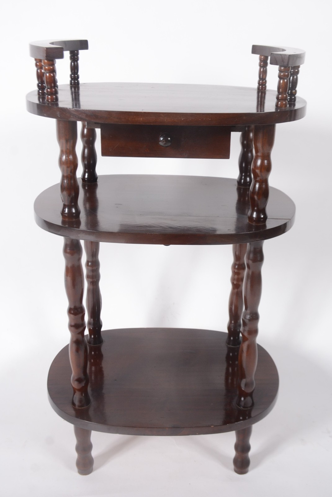 Mesa auxiliar de madeira nobre, tampo oval com pequena gaveta, dois... - foto 2 de 9