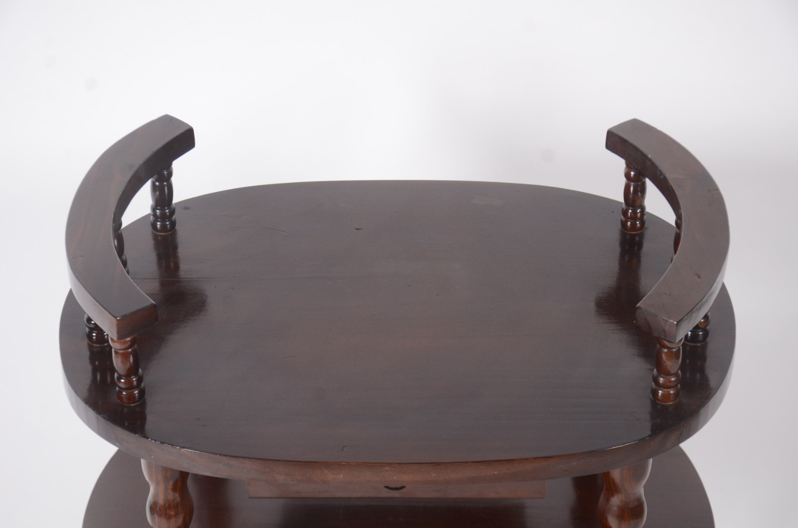 Mesa auxiliar de madeira nobre, tampo oval com pequena gaveta, dois... - foto 3 de 9