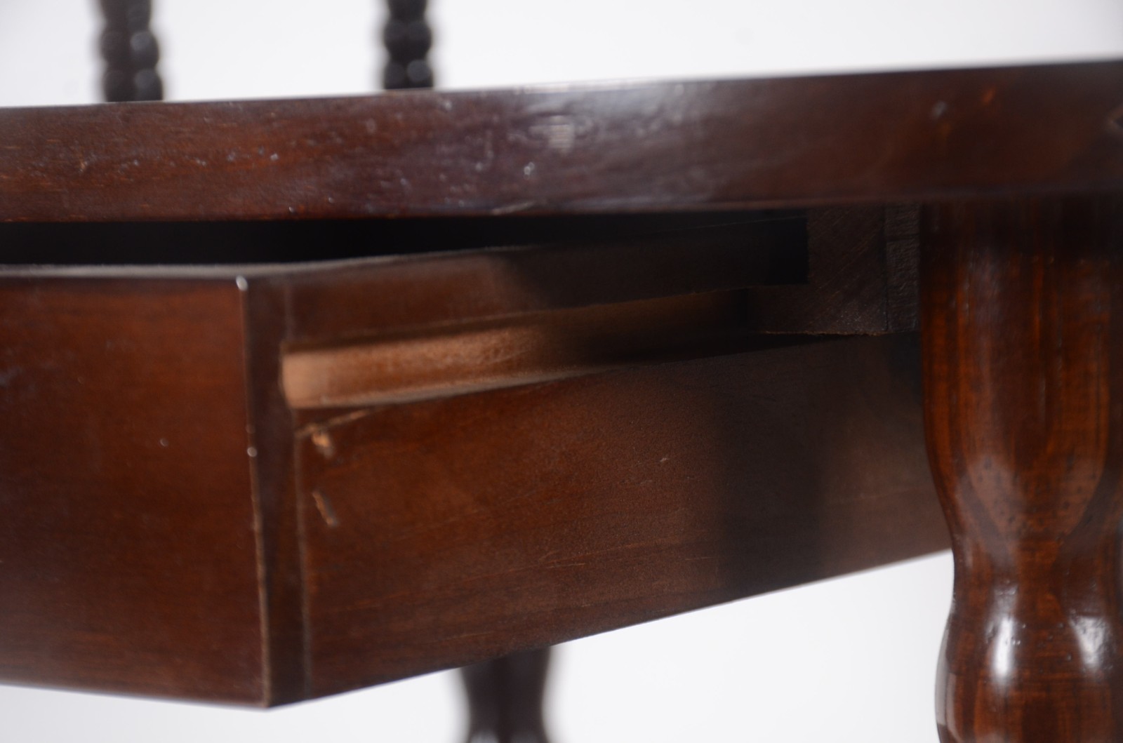 Mesa auxiliar de madeira nobre, tampo oval com pequena gaveta, dois... - foto 4 de 9