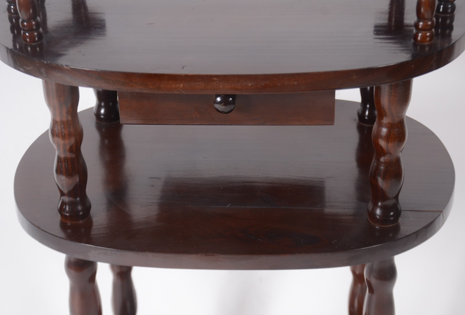 Mesa auxiliar de madeira nobre, tampo oval com pequena gaveta, dois... - foto 5 de 9