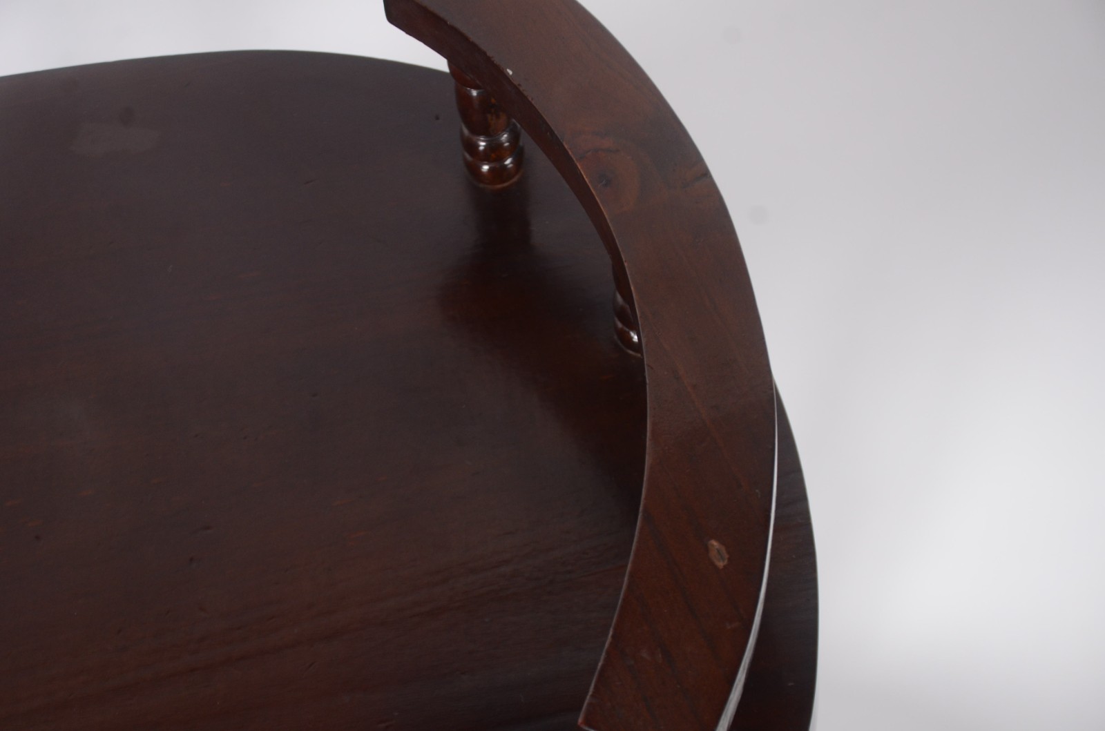 Mesa auxiliar de madeira nobre, tampo oval com pequena gaveta, dois... - foto 6 de 9