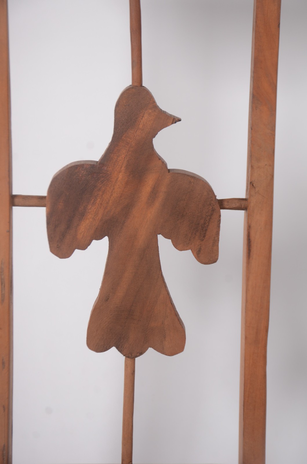 Genuflexório de madeira nobre decorado com figura de "pombo da paz". - foto 3 de 6