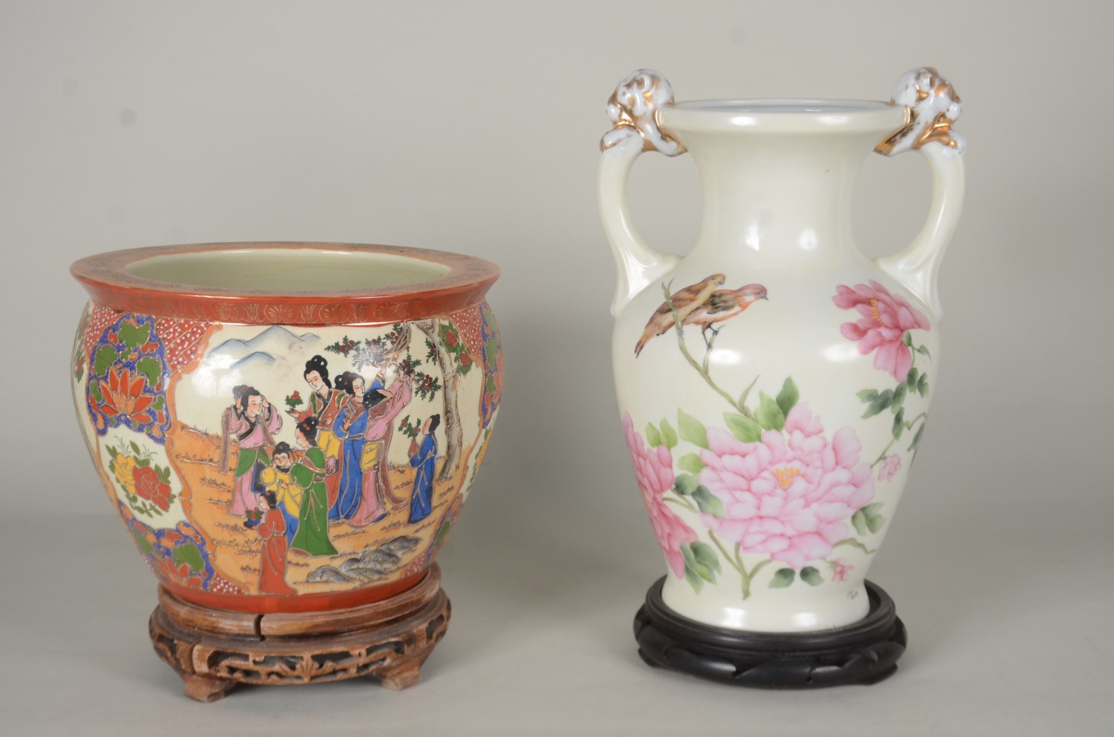 Duas peças, sendo: Ânfora de porcelana branca com flores e pássaros... - foto 1 de 11