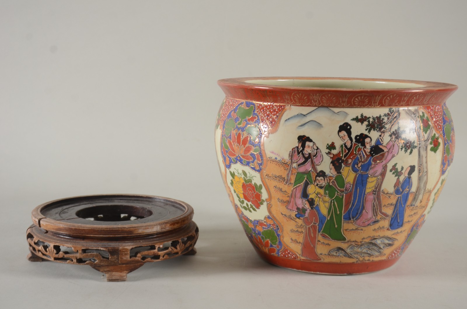 Duas peças, sendo: Ânfora de porcelana branca com flores e pássaros... - foto 8 de 11