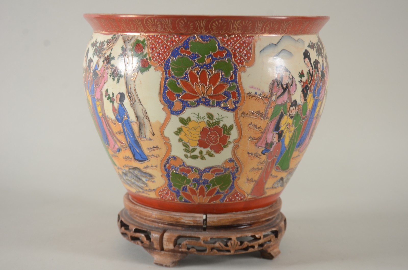 Duas peças, sendo: Ânfora de porcelana branca com flores e pássaros... - foto 9 de 11