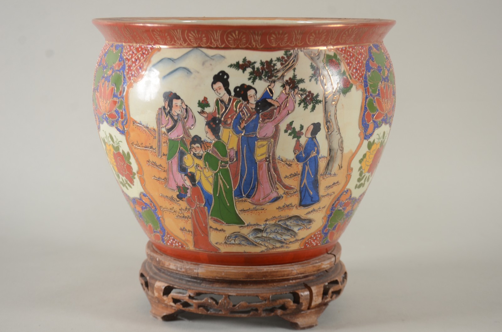 Duas peças, sendo: Ânfora de porcelana branca com flores e pássaros... - foto 10 de 11