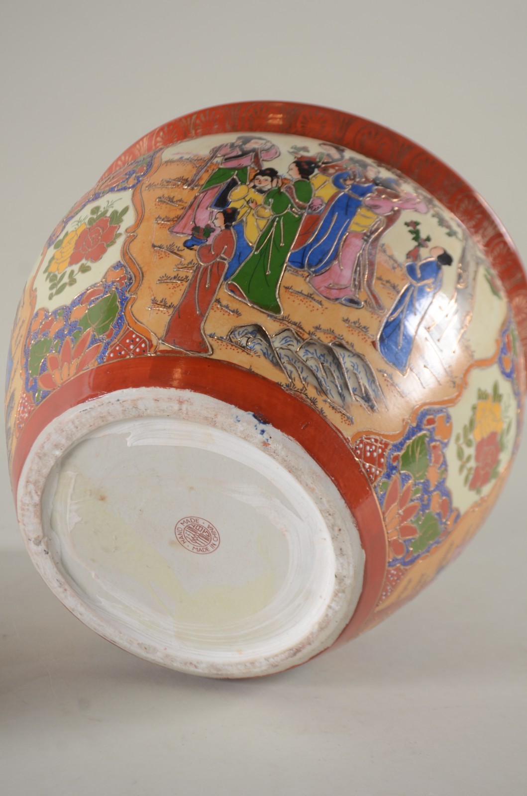 Duas peças, sendo: Ânfora de porcelana branca com flores e pássaros... - foto 11 de 11
