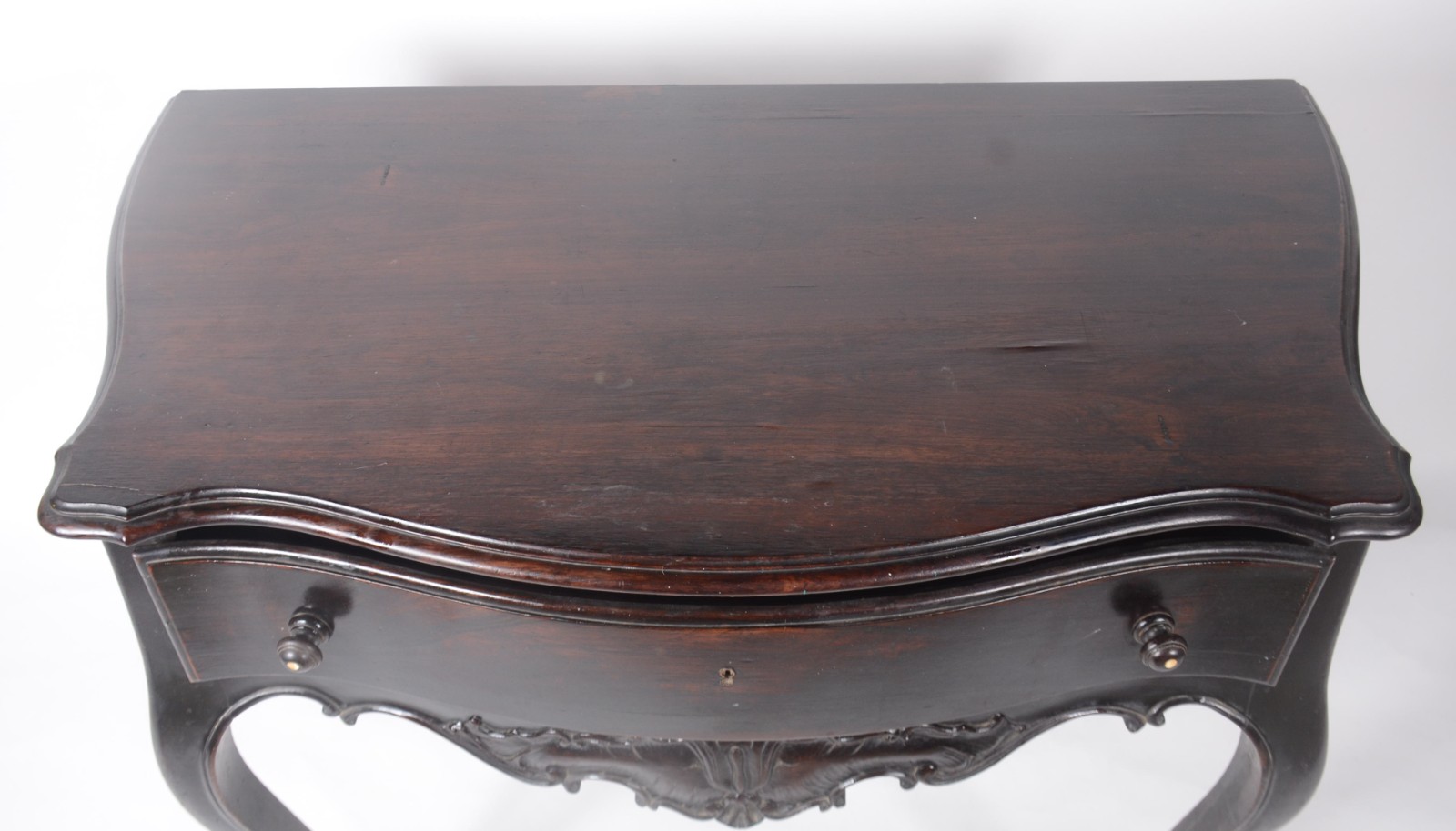 Mesa de encostar de madeira nobre, estilo Dom José, uma gaveta, saia... - foto 3 de 9
