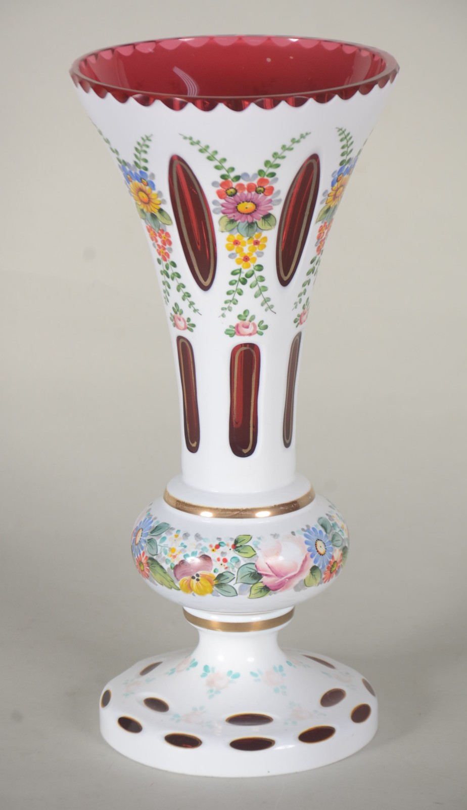 Vaso de overlay branco e vermelho decorado com flores em policromia... - foto 1 de 7