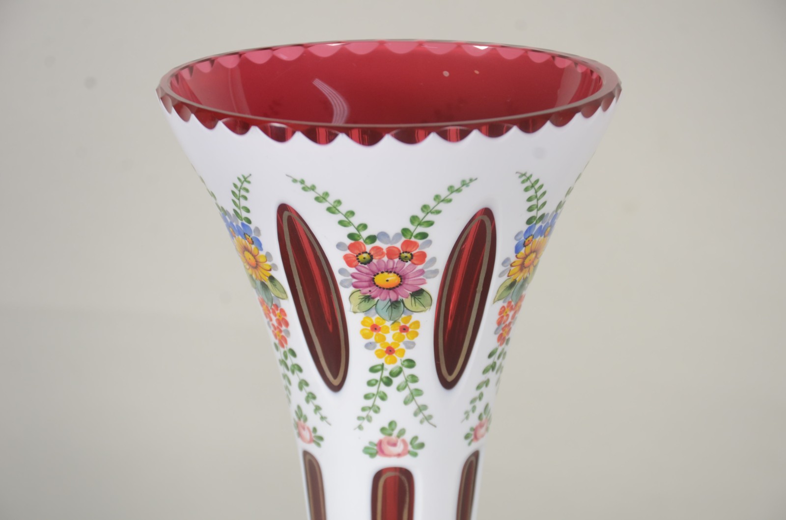 Vaso de overlay branco e vermelho decorado com flores em policromia... - foto 2 de 7
