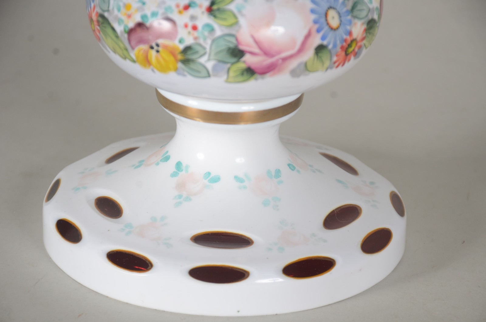 Vaso de overlay branco e vermelho decorado com flores em policromia... - foto 3 de 7