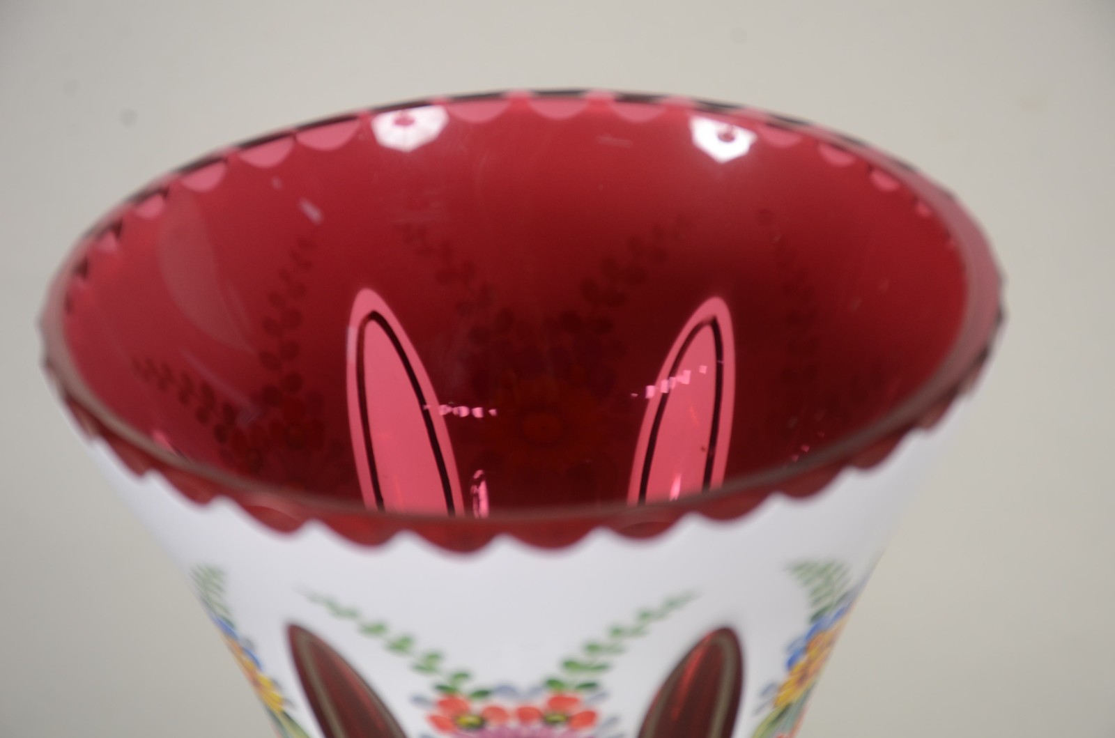 Vaso de overlay branco e vermelho decorado com flores em policromia... - foto 4 de 7
