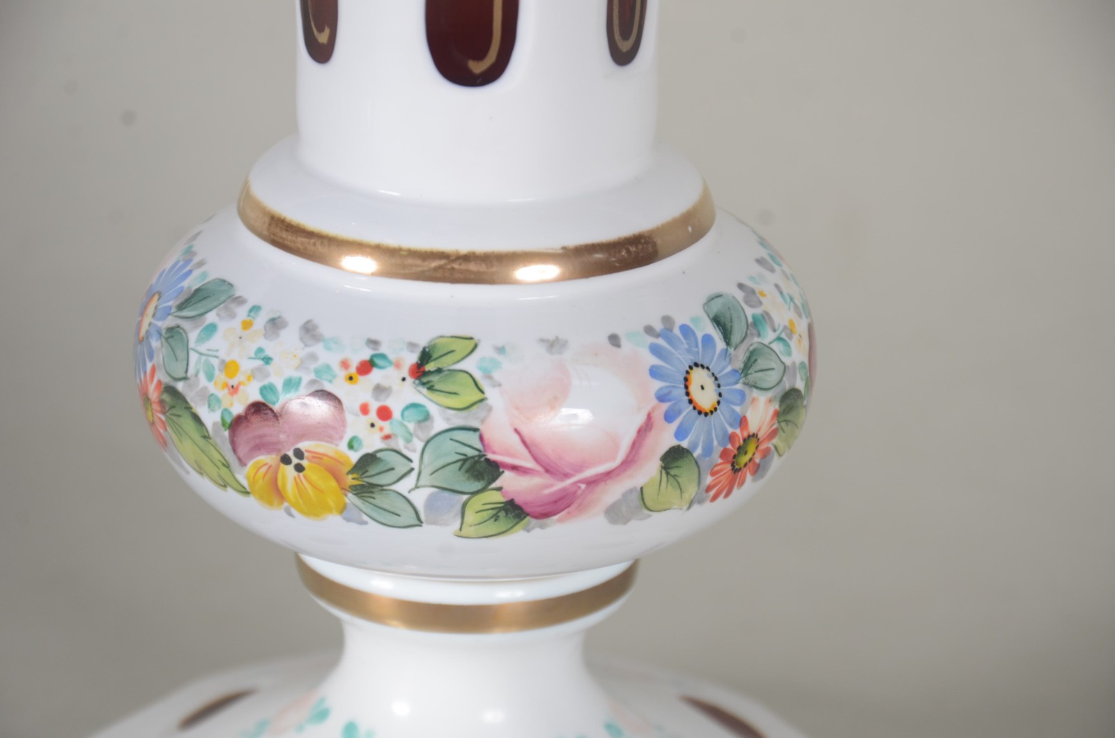 Vaso de overlay branco e vermelho decorado com flores em policromia... - foto 5 de 7