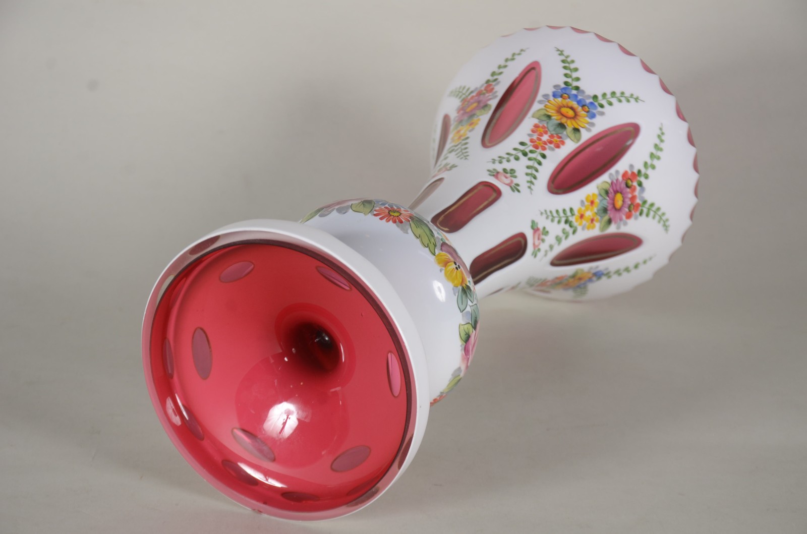 Vaso de overlay branco e vermelho decorado com flores em policromia... - foto 6 de 7