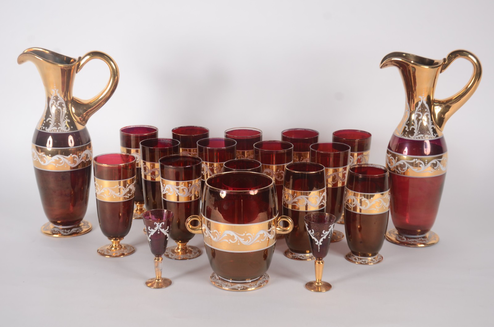 Conjunto para bebidas de vidro na cor vinho com tarjas douradas... - foto 1 de 9