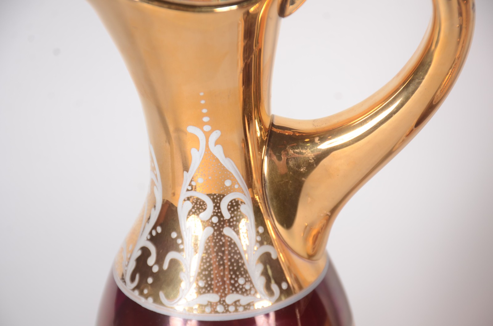 Conjunto para bebidas de vidro na cor vinho com tarjas douradas... - foto 3 de 9