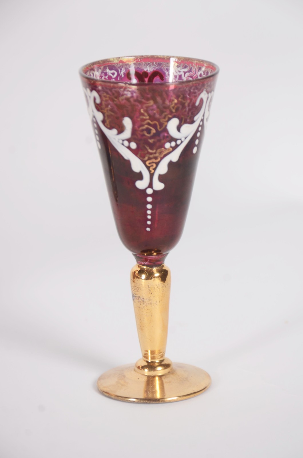 Conjunto para bebidas de vidro na cor vinho com tarjas douradas... - foto 5 de 9