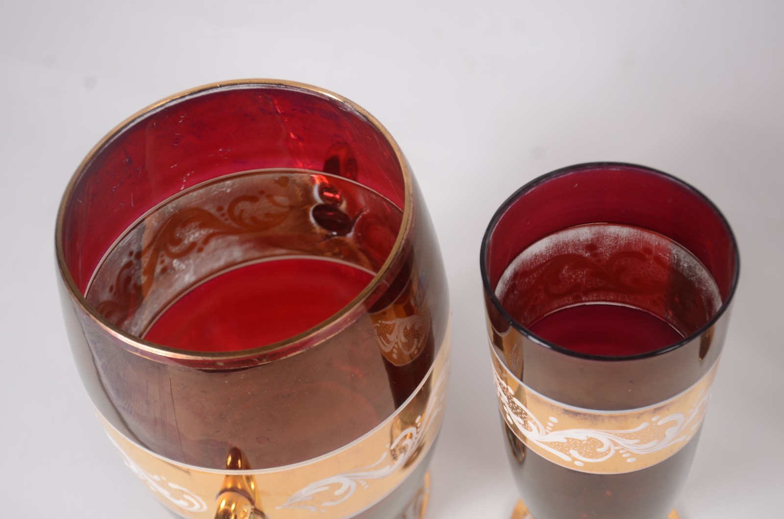 Conjunto para bebidas de vidro na cor vinho com tarjas douradas... - foto 9 de 9
