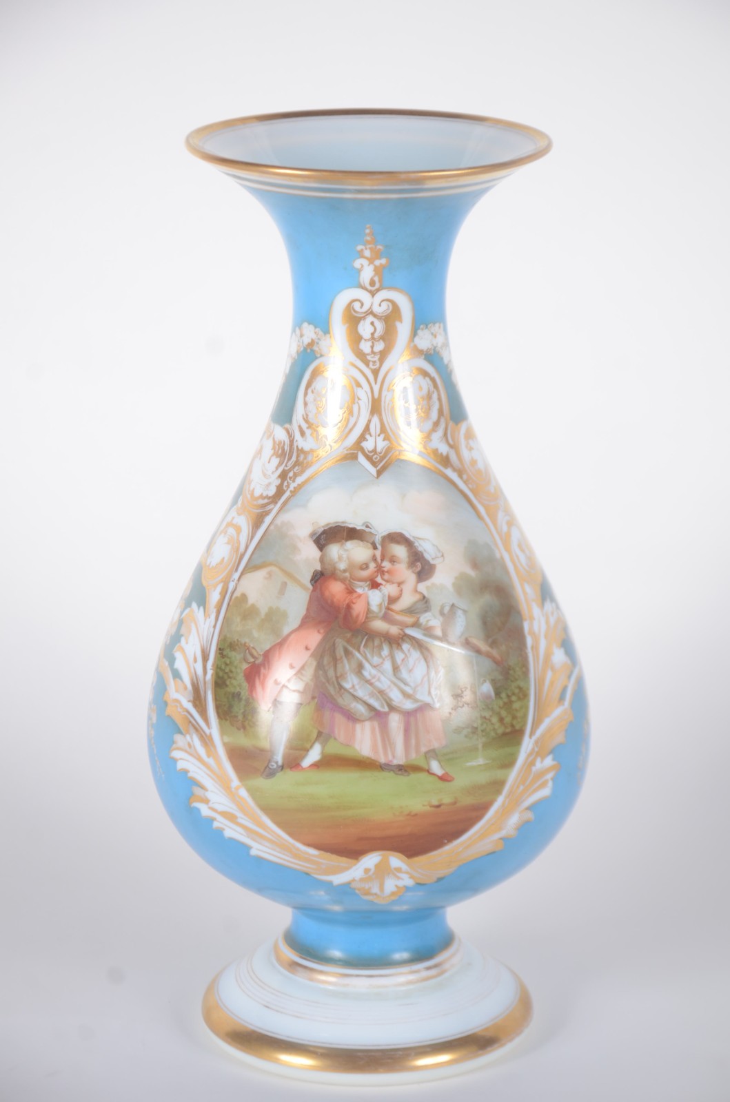 Belíssimo vaso de opalina francesa, decorado com cena romântica em... - foto 1 de 7