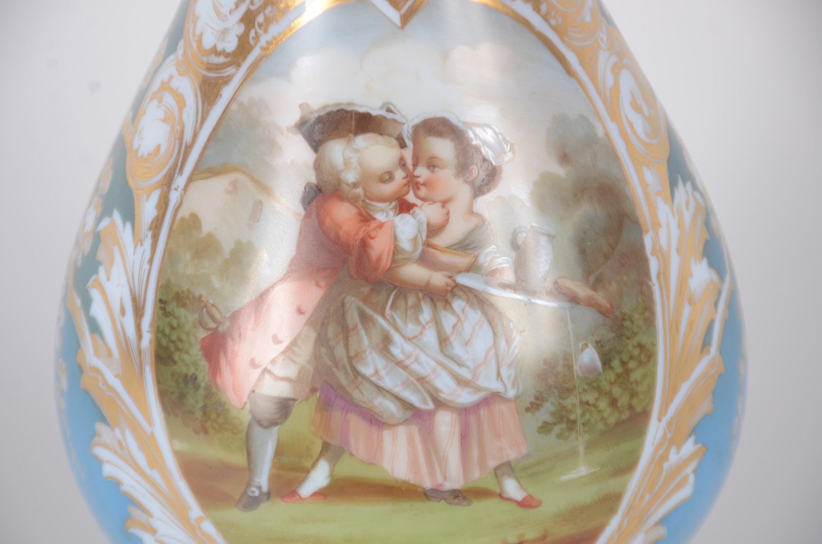 Belíssimo vaso de opalina francesa, decorado com cena romântica em... - foto 2 de 7