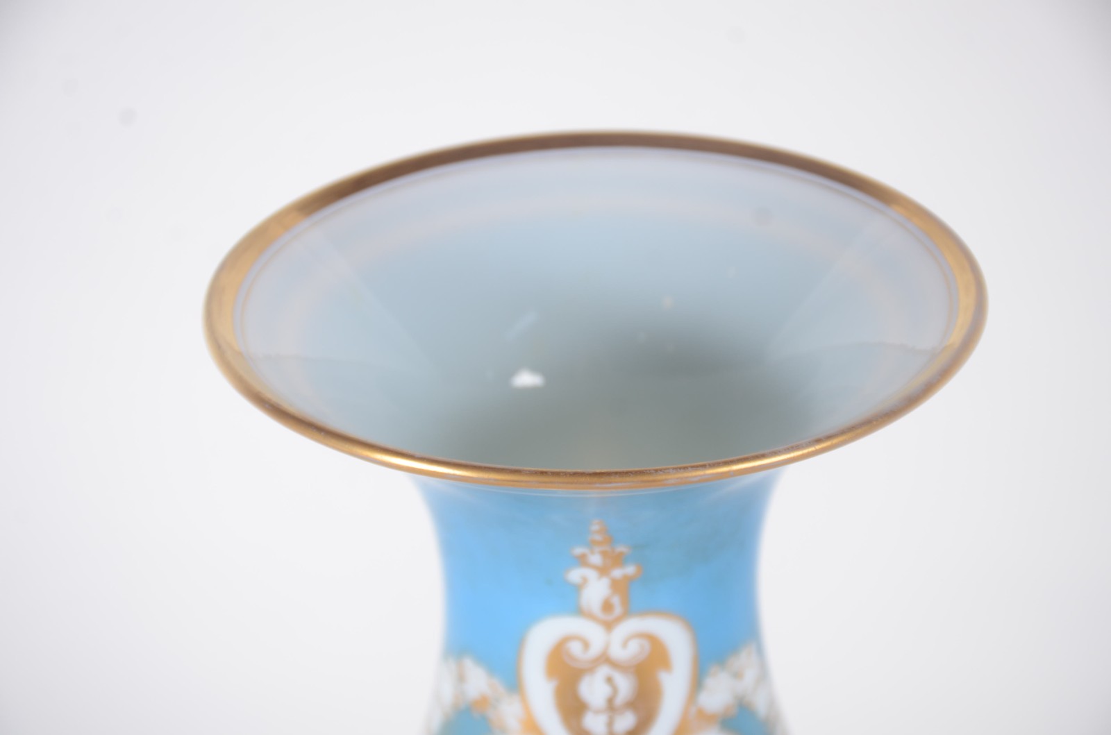 Belíssimo vaso de opalina francesa, decorado com cena romântica em... - foto 3 de 7