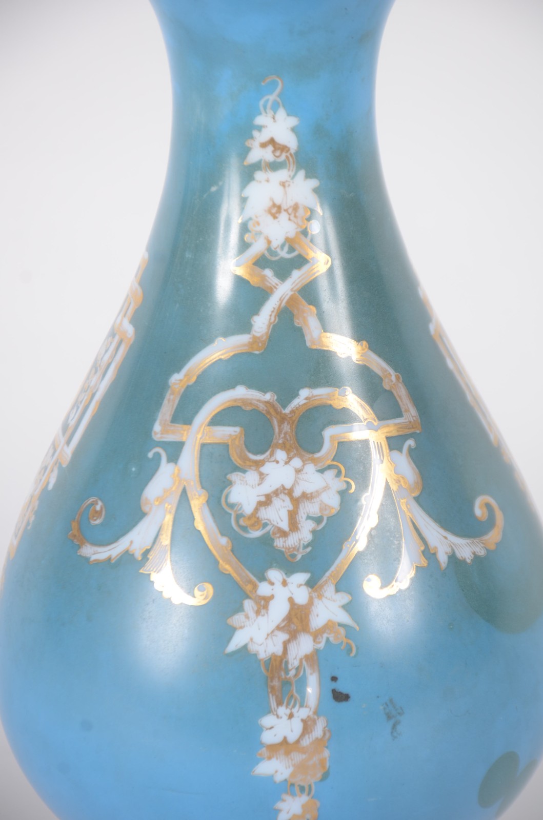 Belíssimo vaso de opalina francesa, decorado com cena romântica em... - foto 4 de 7