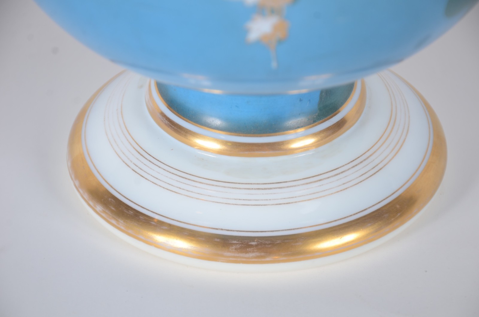 Belíssimo vaso de opalina francesa, decorado com cena romântica em... - foto 5 de 7