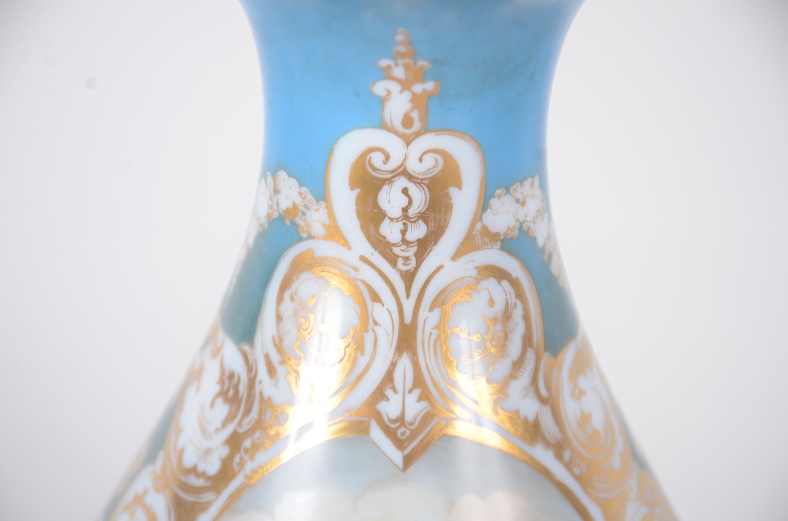 Belíssimo vaso de opalina francesa, decorado com cena romântica em... - foto 6 de 7