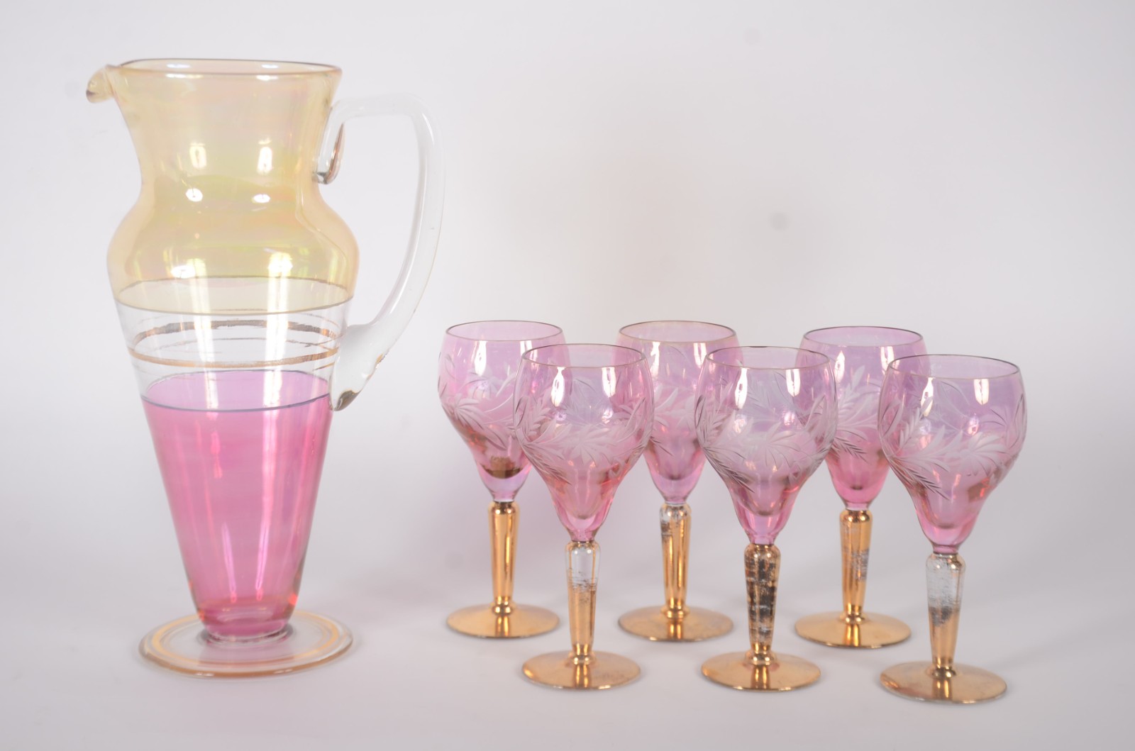 Conjunto de cristal rosa com pés dourados, composto de: 6 cálices e... - foto 1 de 8