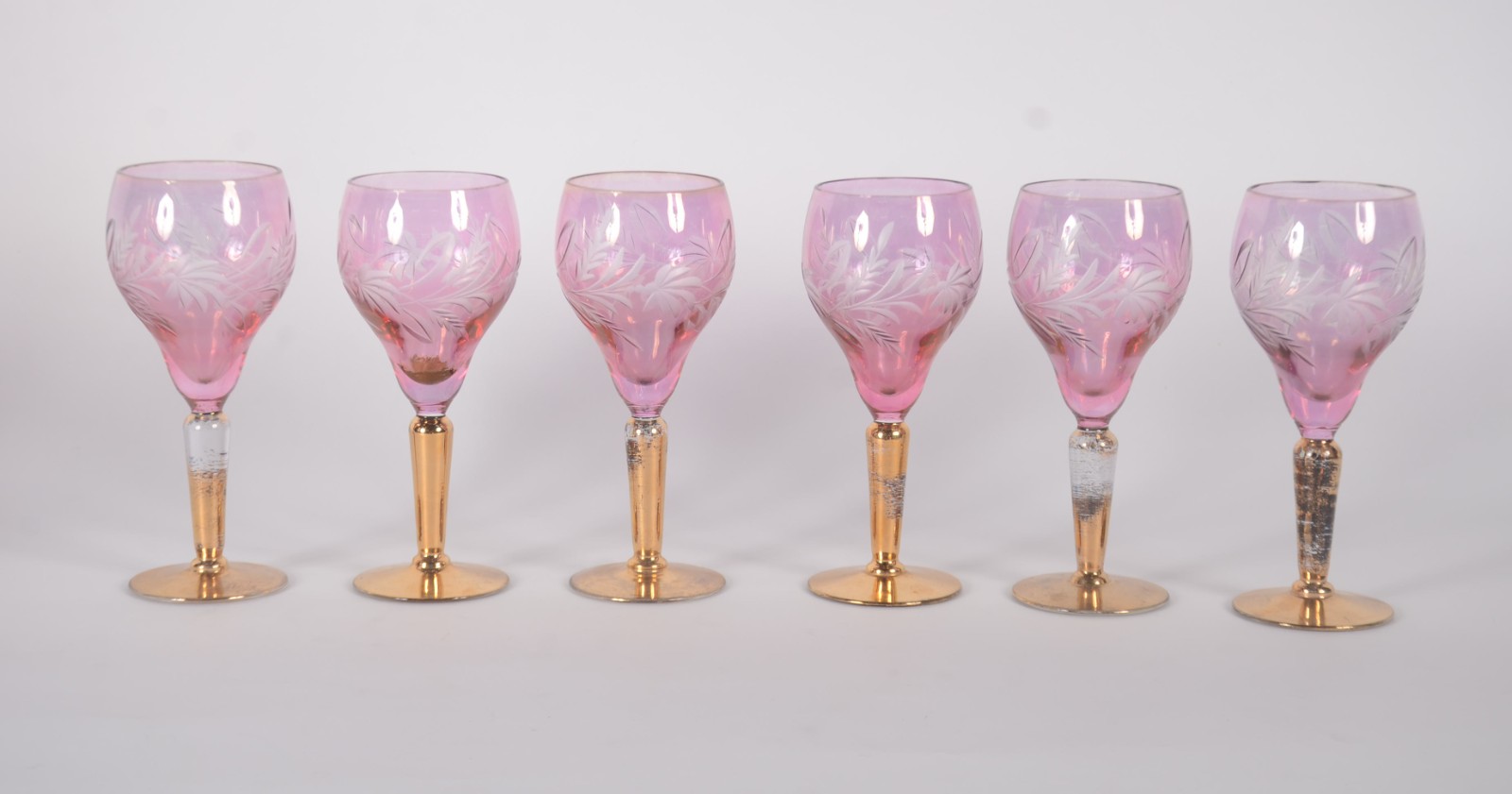Conjunto de cristal rosa com pés dourados, composto de: 6 cálices e... - foto 2 de 8