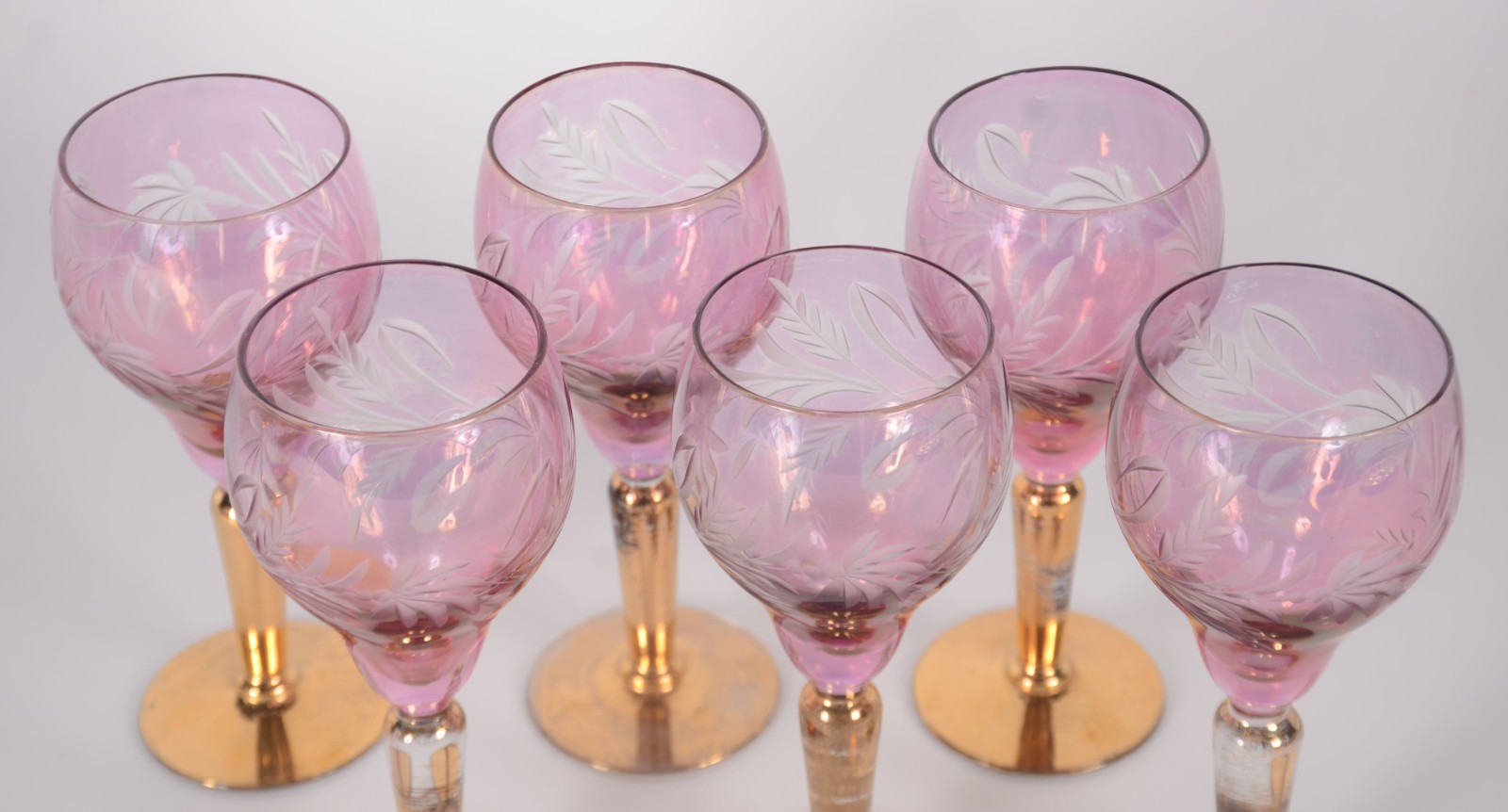 Conjunto de cristal rosa com pés dourados, composto de: 6 cálices e... - foto 3 de 8