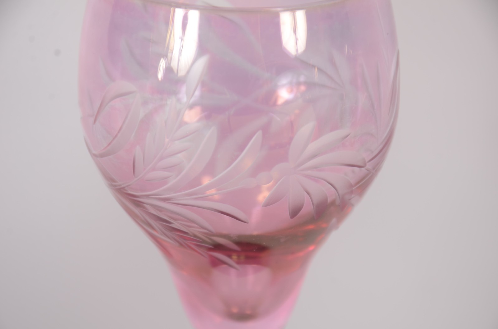 Conjunto de cristal rosa com pés dourados, composto de: 6 cálices e... - foto 4 de 8
