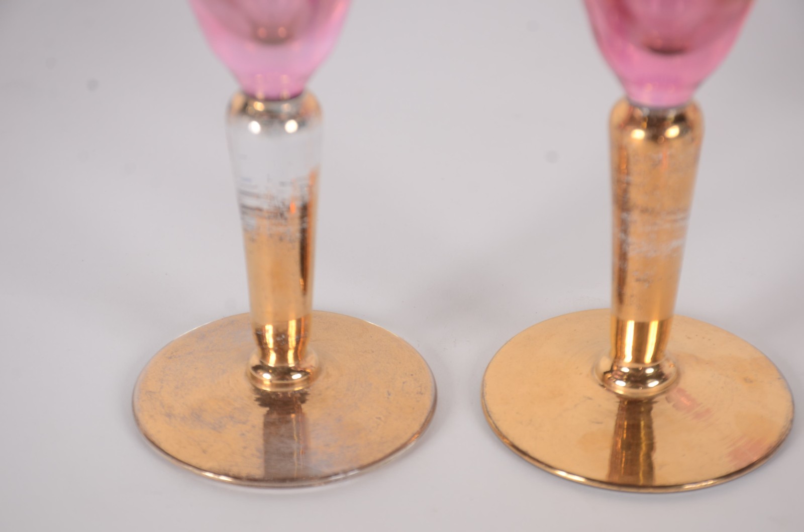 Conjunto de cristal rosa com pés dourados, composto de: 6 cálices e... - foto 5 de 8