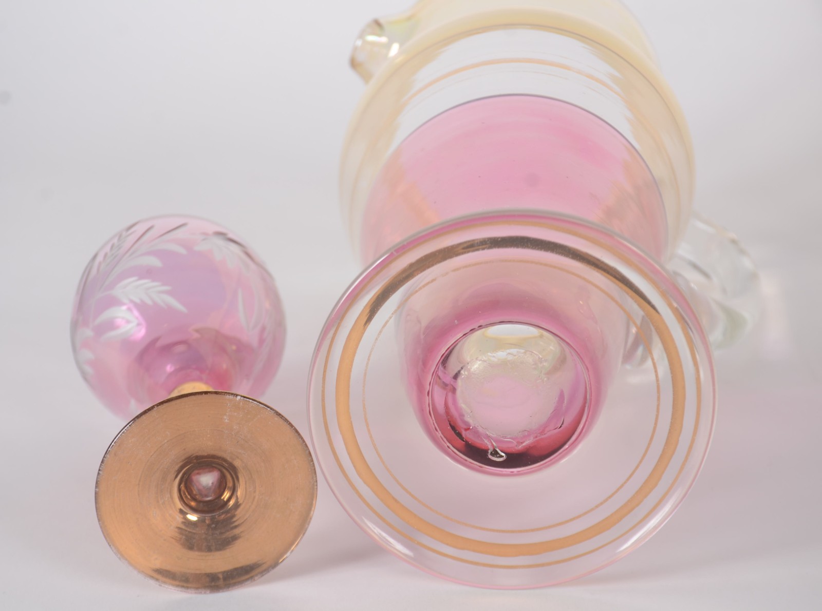 Conjunto de cristal rosa com pés dourados, composto de: 6 cálices e... - foto 8 de 8