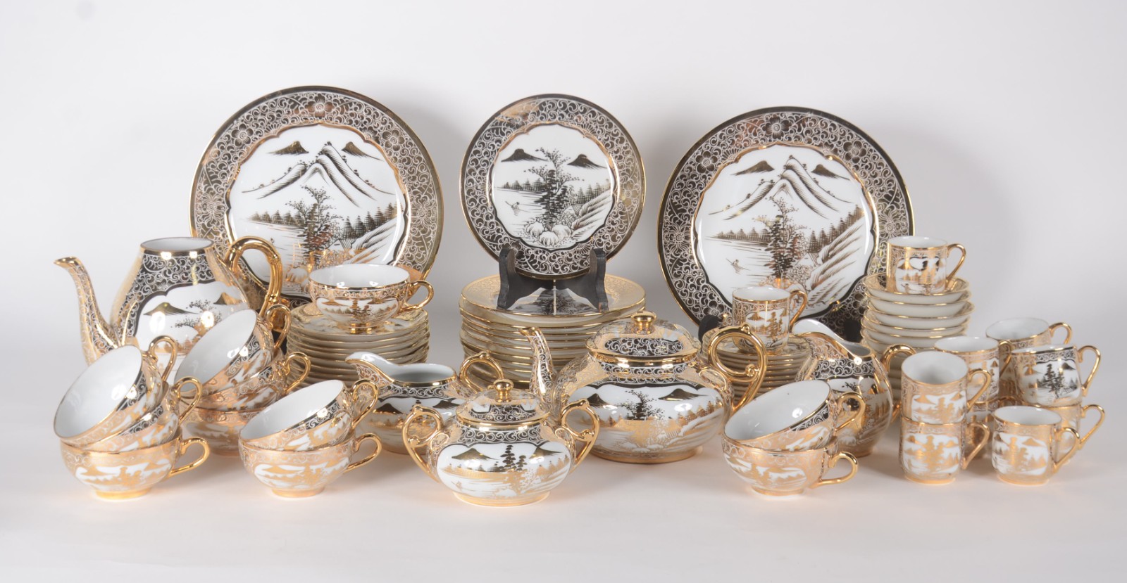 Serviço de chá e café de porcelana oriental branca decorado com... - foto 1 de 10
