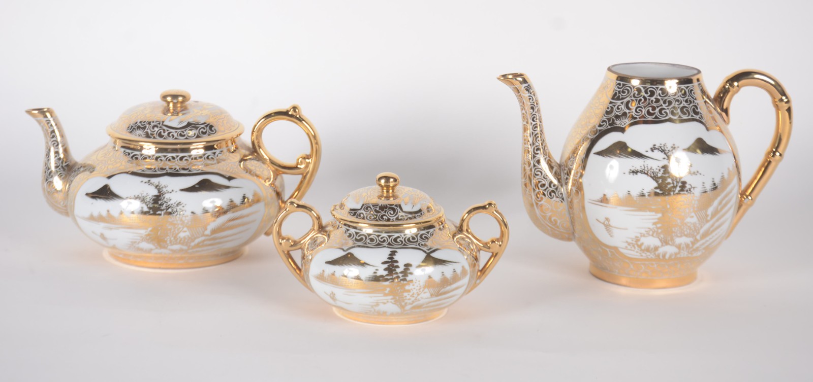 Serviço de chá e café de porcelana oriental branca decorado com... - foto 5 de 10