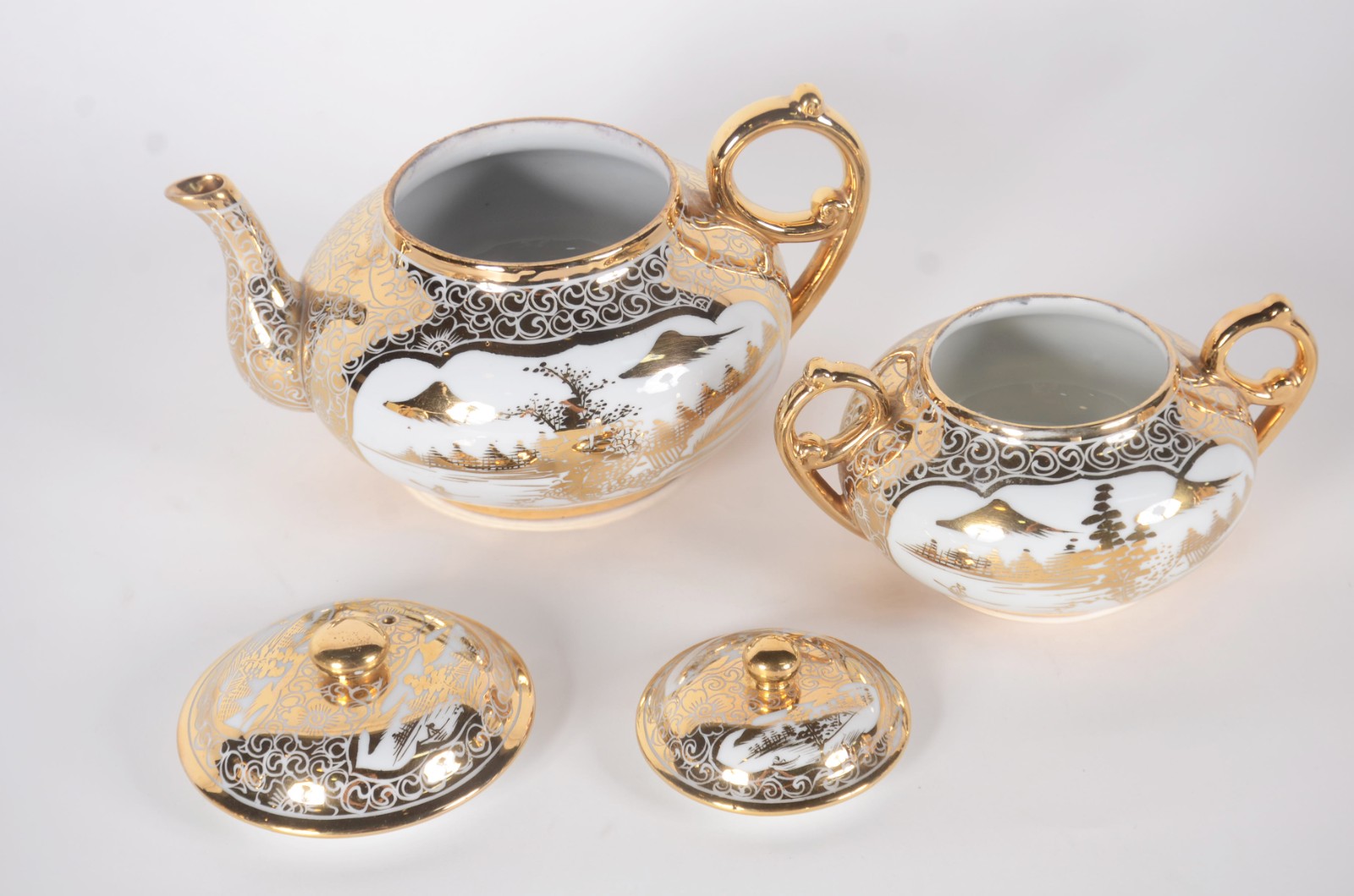Serviço de chá e café de porcelana oriental branca decorado com... - foto 6 de 10