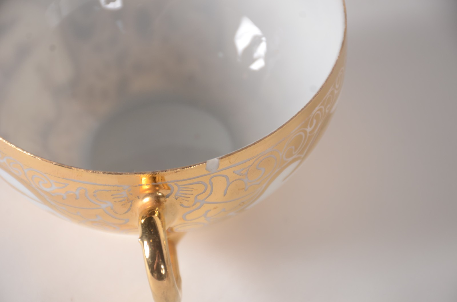 Serviço de chá e café de porcelana oriental branca decorado com... - foto 9 de 10