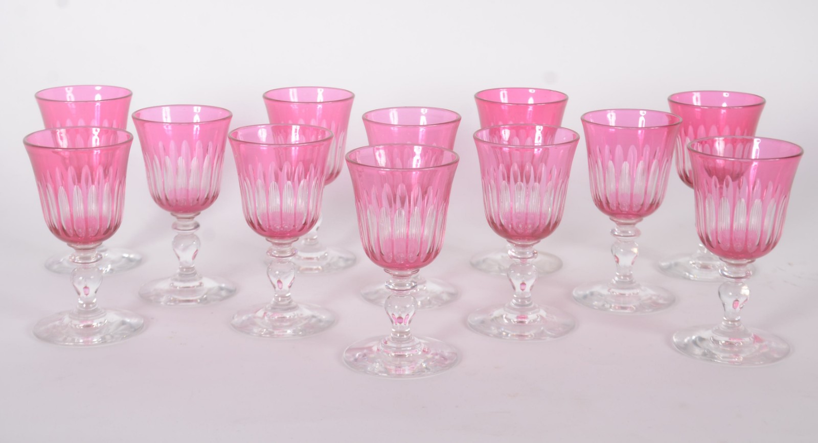Doze cálices de cristal lapidado para licor doublé rosa. Um com... - foto 1 de 5