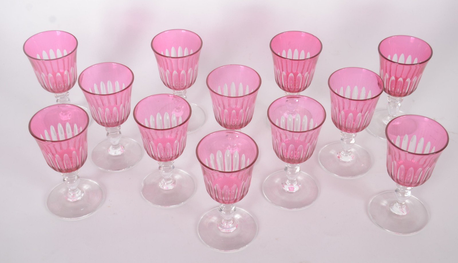 Doze cálices de cristal lapidado para licor doublé rosa. Um com... - foto 2 de 5