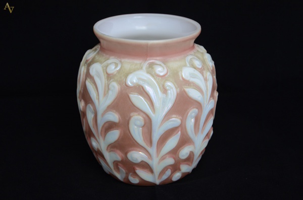 Vaso francês de opalina iridizada com folhas em relevo. Altura 15 cm.