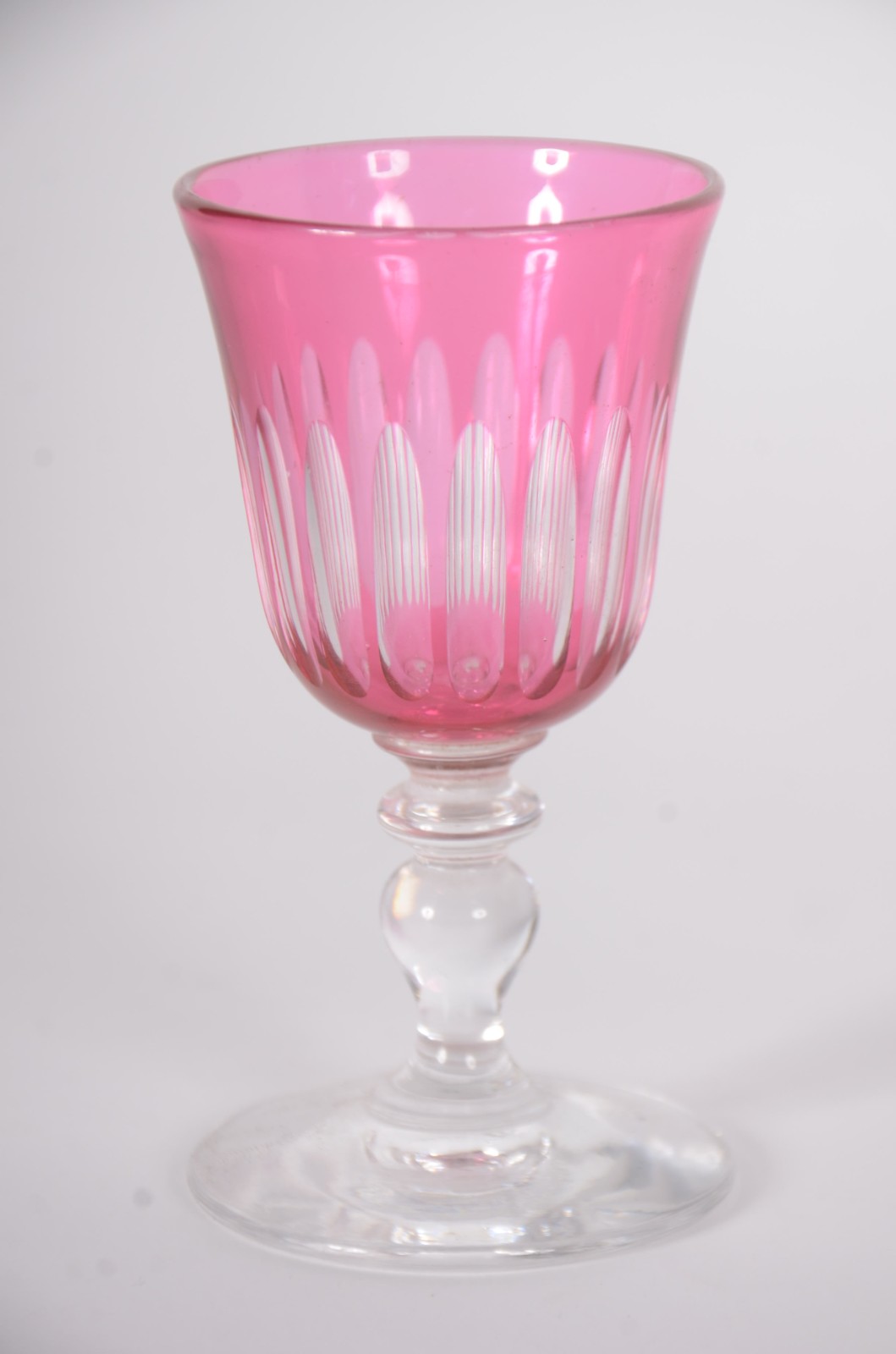 Doze cálices de cristal lapidado para licor doublé rosa. Um com... - foto 3 de 5