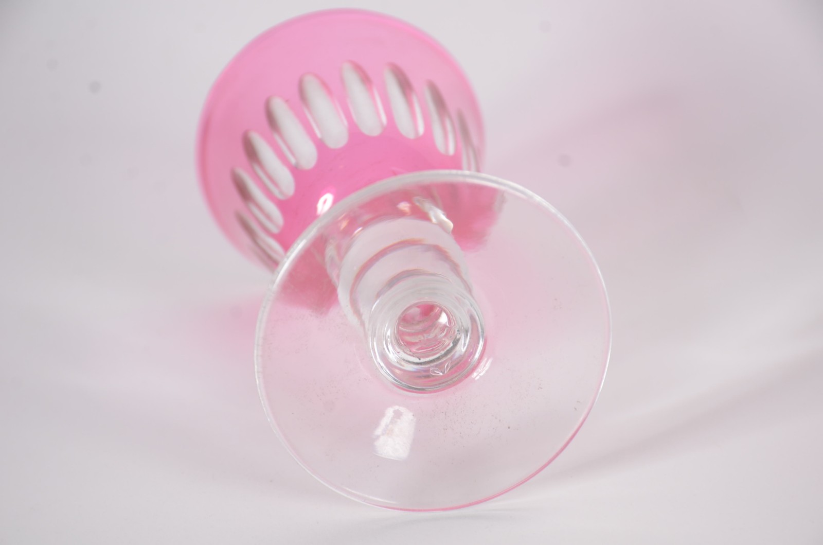 Doze cálices de cristal lapidado para licor doublé rosa. Um com... - foto 4 de 5
