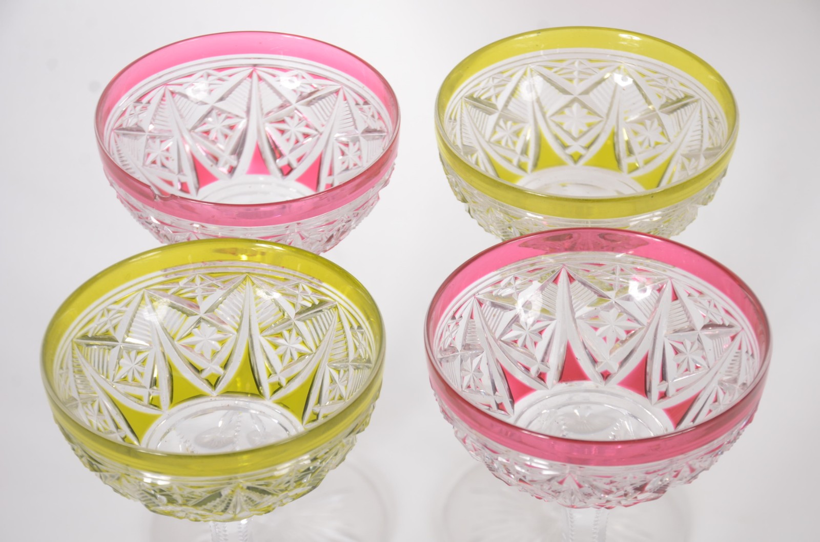 Conjunto com 4 cálices para vinho de cristal doublé lapidado nas... - foto 5 de 8