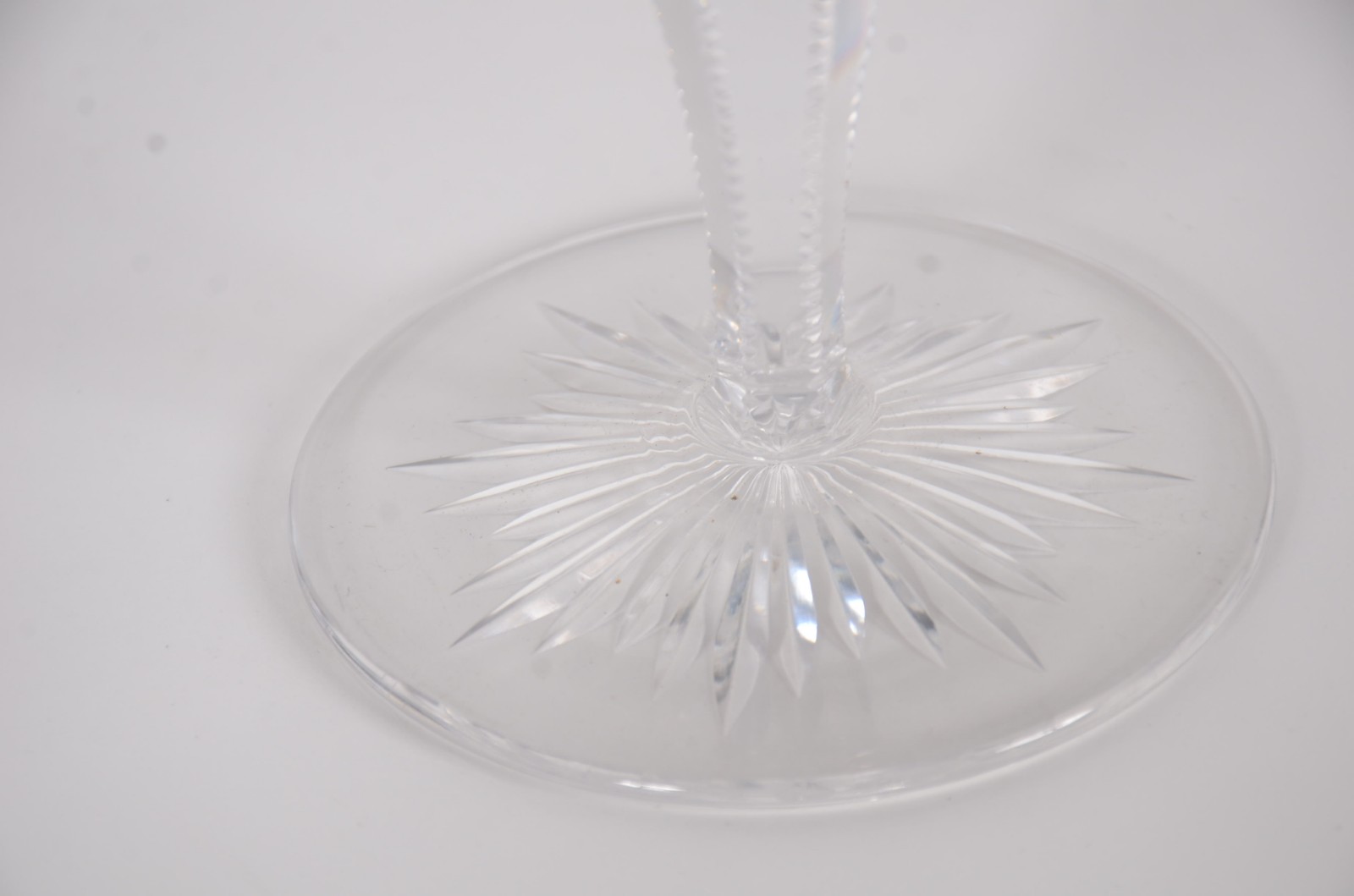 Conjunto com 4 cálices para vinho de cristal doublé lapidado nas... - foto 7 de 8