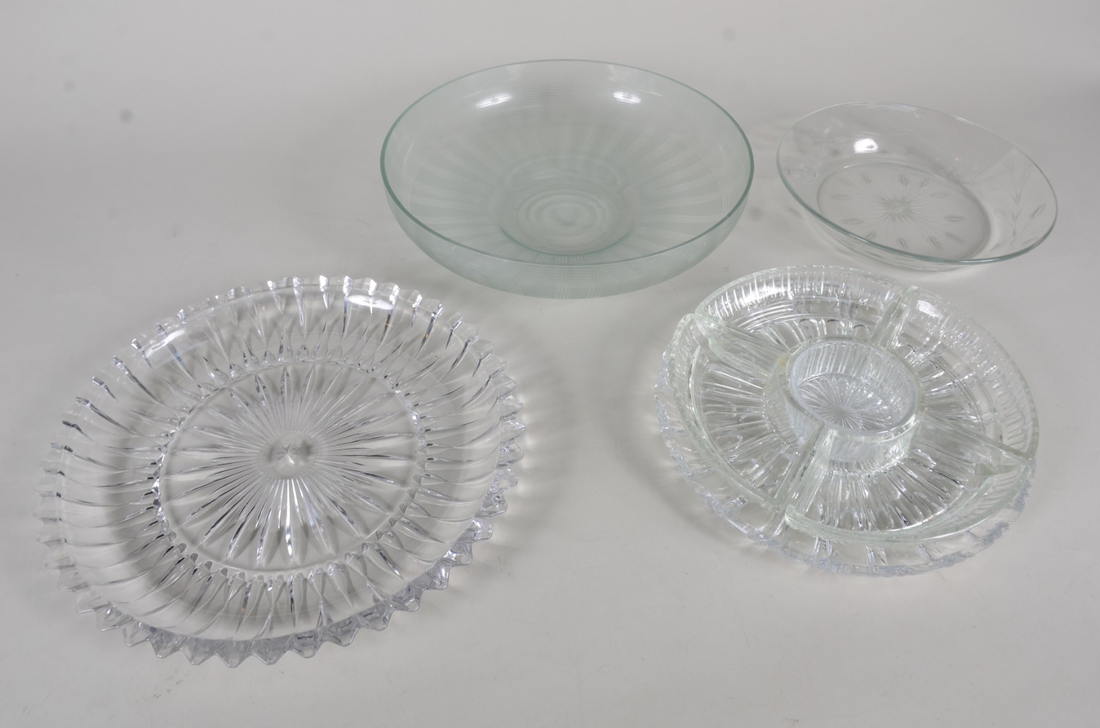 Quatro pratos de vidro/cristal , sendo um com 5 recipientes para... - foto 1 de 11