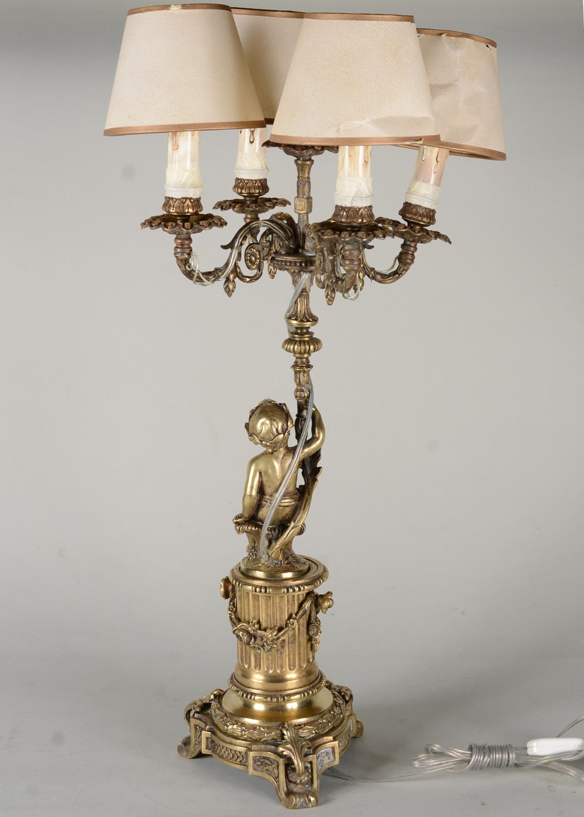 Elegante abatjour de bronze com figura de "Pucci" para 4 luzes. - foto 5 de 8