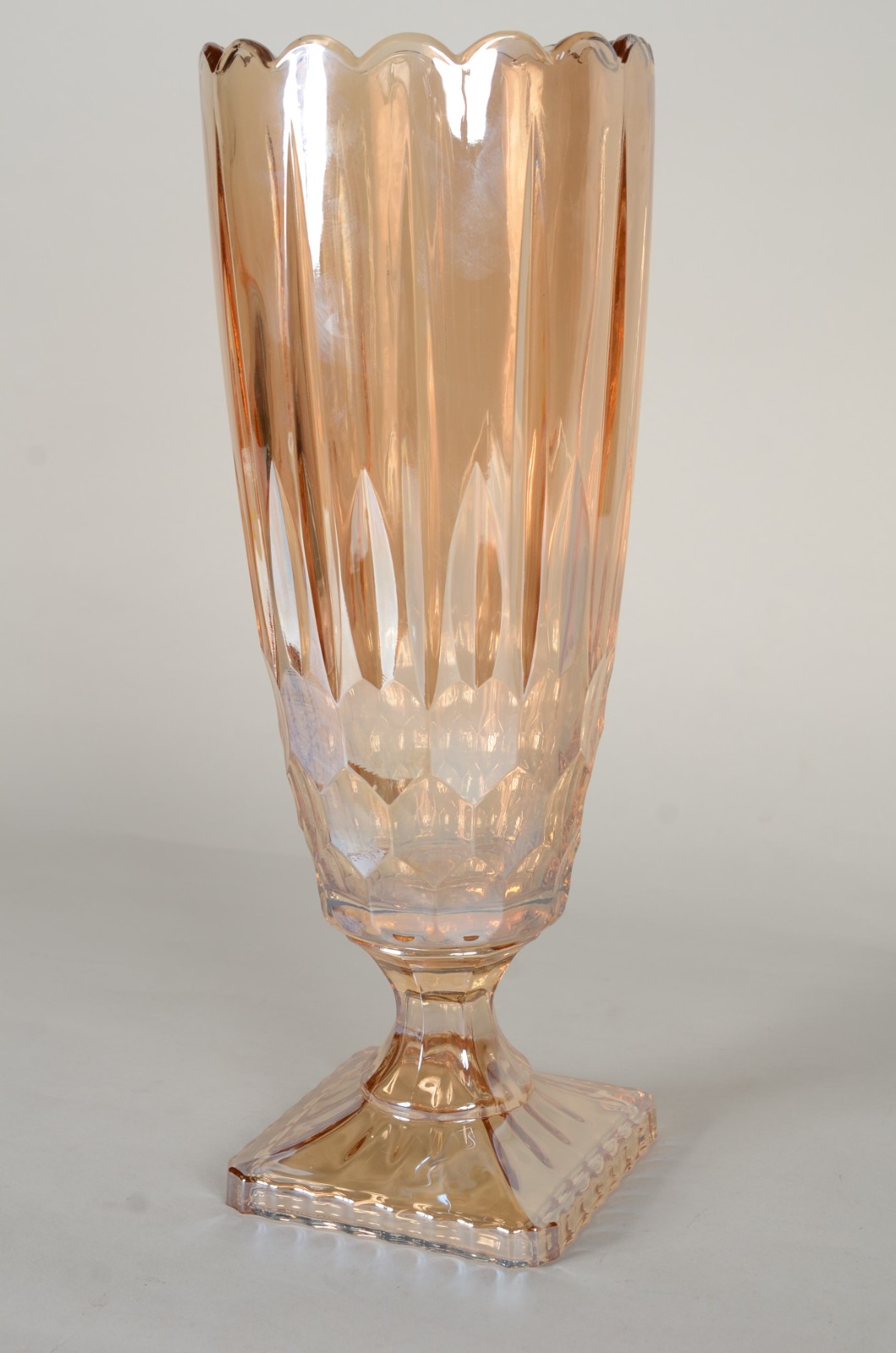 Vaso de vidro decorativo "casca de cebola", borda recortada em gomos. - foto 2 de 5