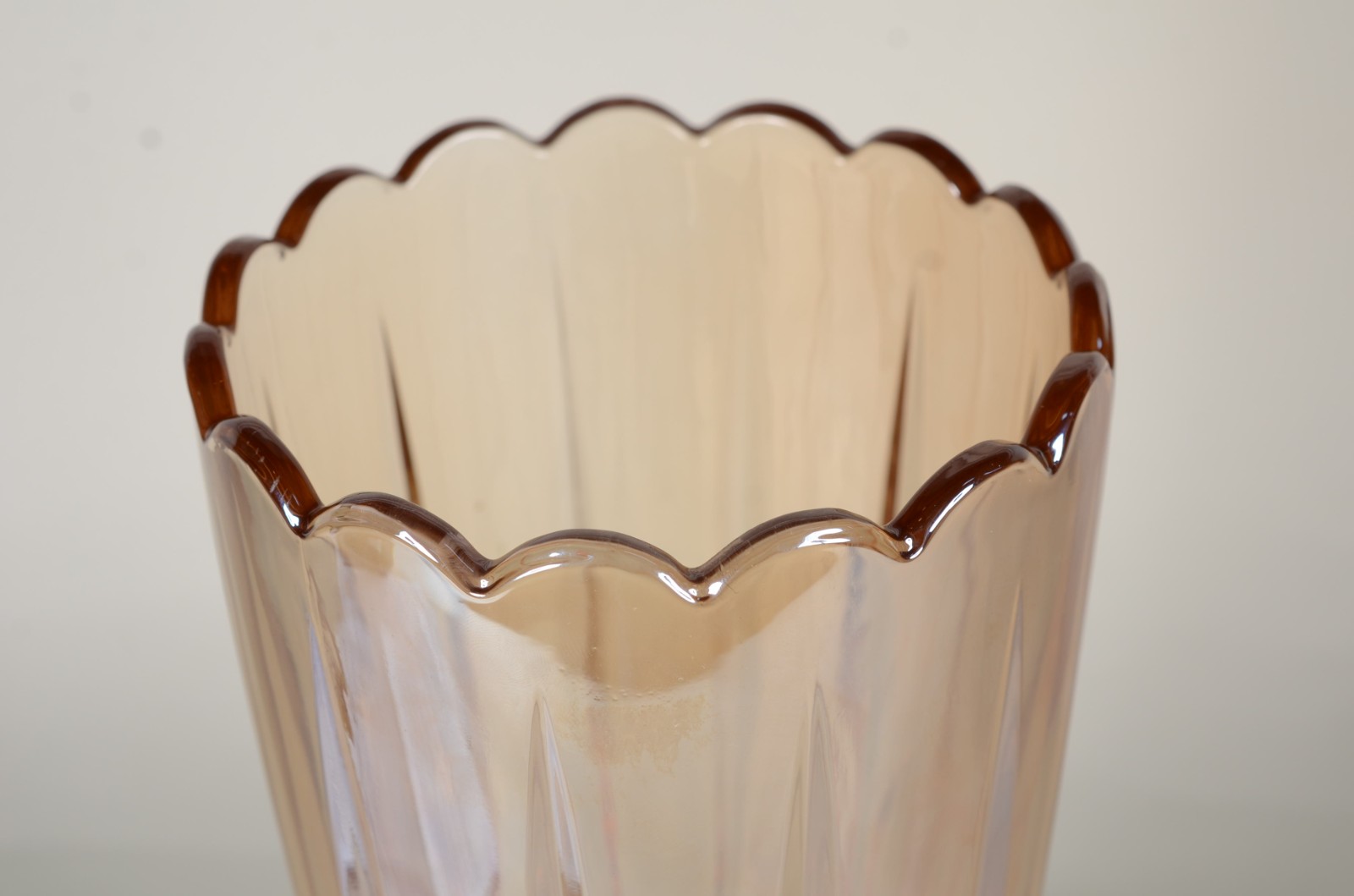 Vaso de vidro decorativo "casca de cebola", borda recortada em gomos. - foto 4 de 5
